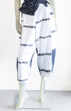 Load image into Gallery viewer, Moyuru Ikat Balloon Crop Pants
