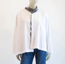 Load image into Gallery viewer, Moyuru Printed Collar White Blouse
